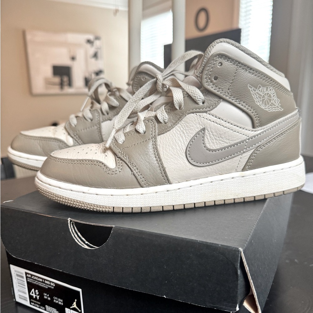 AIR JORDAN 1 MID GRADE SCHOOL 4.5